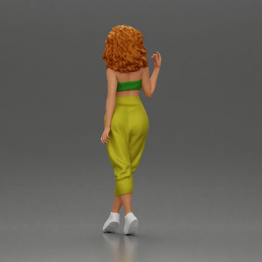 Diorama Modellbau Produktfoto 3: Miniaturfigur: Stehende Frau mit lockigem Haar in grünem Outfit, posierend (Ref Nr. A130)