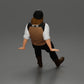 Diorama Modellbau Produktfoto 3: Sitzende Miniaturfigur, Mann in historischer Kleidung mit Mütze und Hosenträgern (Ref Nr. A84)