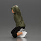 Diorama Modellbau Produktfoto 4: Kniender Mann mit Kapuzenpullover, Hände hinter dem Kopf - Diorama Miniatur (Ref Nr. A70)