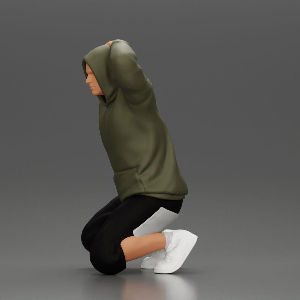 Diorama Modellbau Produktfoto 4: Kniender Mann mit Kapuzenpullover, Hände hinter dem Kopf - Diorama Miniatur (Ref Nr. A70)