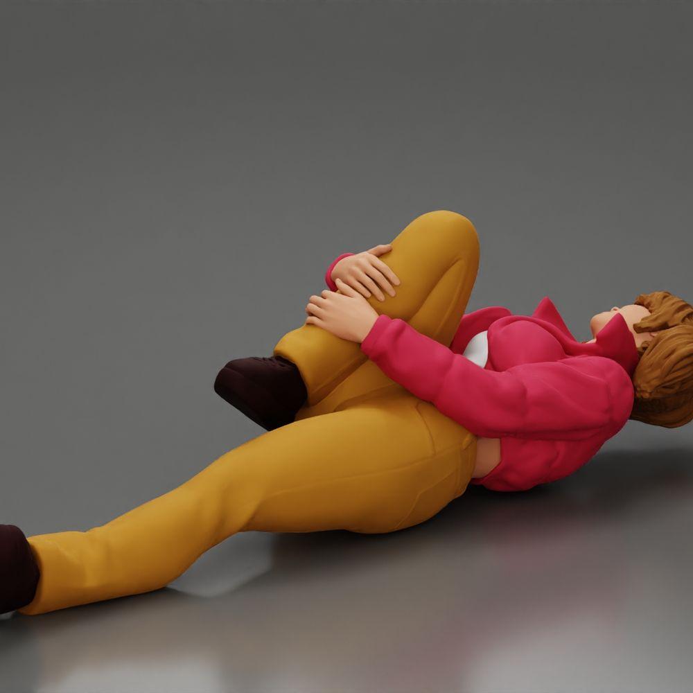 Diorama Modellbau Produktfoto 4: Liegende Frau mit Minijacke hält verletztes Knie - Diorama-Miniatur (Ref Nr. A87)