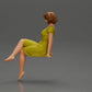 Diorama Modellbau Produktfoto 4: Diorama Miniaturfigur: Sitzende Frau im Kleid, barfuß, kurzes Haar im Wind (Ref Nr. A95)
