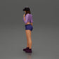 Diorama Modellbau Produktfoto 4: Diorama-Miniatur: Weibliche Figur in Mütze, geknotetem Shirt & Shorts, wartend (Ref Nr. A104)