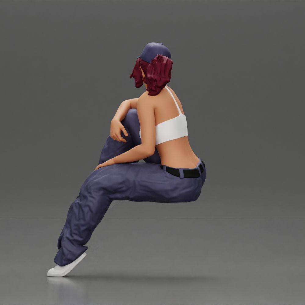 Diorama Modellbau Produktfoto 4: Miniaturfigur: Lowrider-Frau sitzend mit Kappe, Arm auf Knie, Tanktop & Sneaker (Ref Nr. A138)