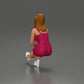 Diorama Modellbau Produktfoto 4: Diorama Figur: Diorama-Miniatur sitzende Frau im rosa Kleid, Hand an Wange, Plateauschuhe (Ref Nr. A131)