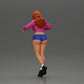 Diorama Modellbau Produktfoto 4: Weibliche Diorama-Figur in Minirock und Shorts, am Treppenrand stehend (Ref Nr. A73)