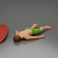 Diorama Modellbau Produktfoto 4: Diorama-Miniatur: Liegende Person bäuchlings neben Surfbrett mit Finnen (Ref Nr. A66)