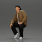 Diorama Modellbau Produktfoto 5: Diorama-Figur: Sitzender Hip-Hop-Mann mit Jacke, Cap und Sneakers (Ref Nr. A62)