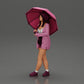 Diorama Modellbau Produktfoto 5: Weibliche Diorama-Figur in offener Strickjacke und kurzen Hosen mit Regenschirm (Ref Nr. A92)