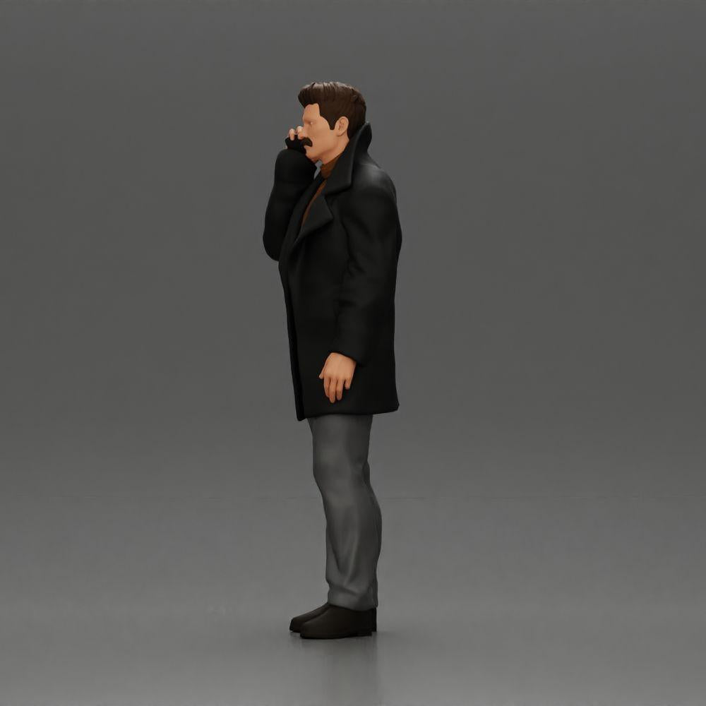 Diorama Modellbau Produktfoto 5: Dioramafigur - türkischer Mann im Mantel mit Rollkragenpullover, telefonierend (Ref Nr. A78)