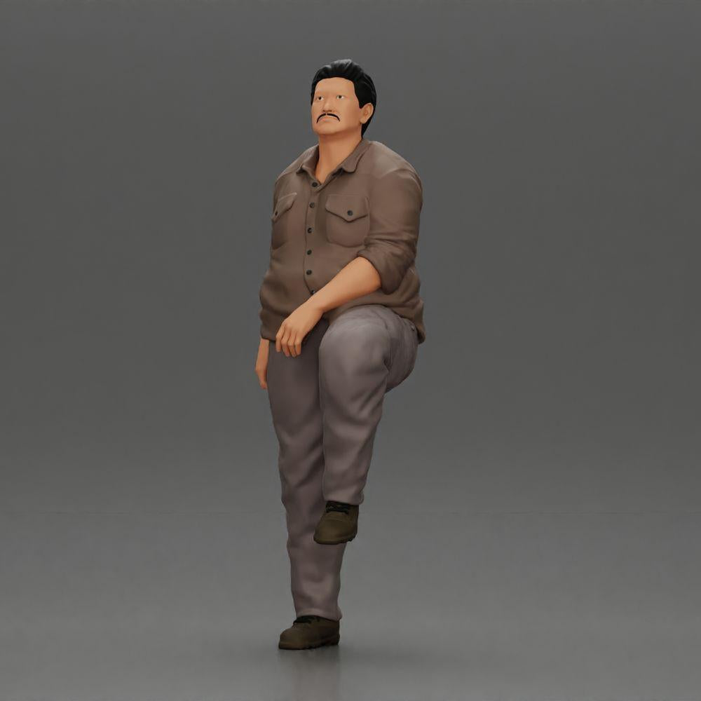 Diorama Modellbau Produktfoto 5: Miniaturfigur: beleibter asiatischer Mann, aufblickend, in Hemd, Fuß auf Stufe (Ref Nr. A101)