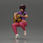 Diorama Modellbau Produktfoto 5: Miniatur: Frau mit Kurzhaar spielt akustische Gitarre Halskette, Riemchensandalen (Ref Nr. A128)