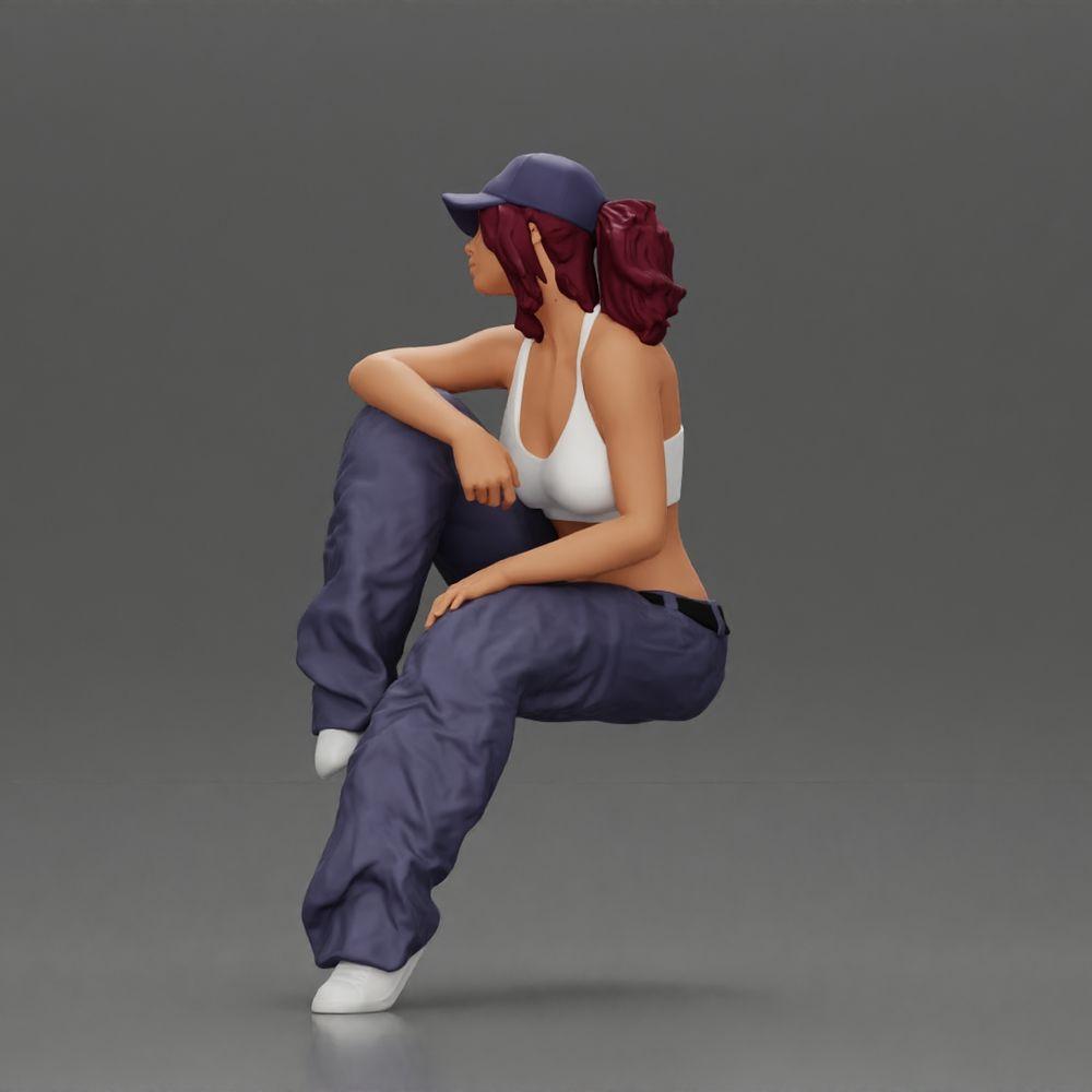 Diorama Modellbau Produktfoto 5: Miniaturfigur: Lowrider-Frau sitzend mit Kappe, Arm auf Knie, Tanktop & Sneaker (Ref Nr. A138)