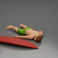 Diorama Modellbau Produktfoto 5: Diorama-Miniatur: Liegende Person bäuchlings neben Surfbrett mit Finnen (Ref Nr. A66)