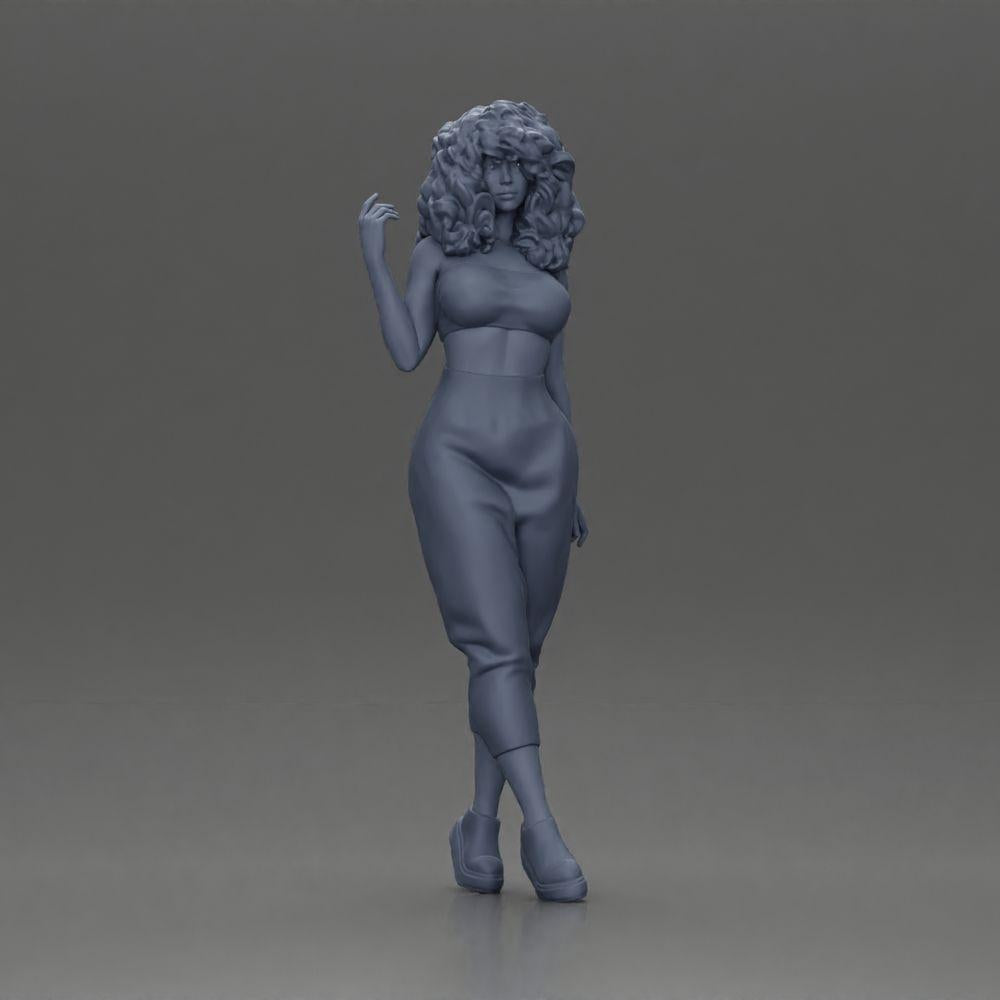 Diorama Modellbau Produktfoto 6: Miniaturfigur: Stehende Frau mit lockigem Haar in grünem Outfit, posierend (Ref Nr. A130)