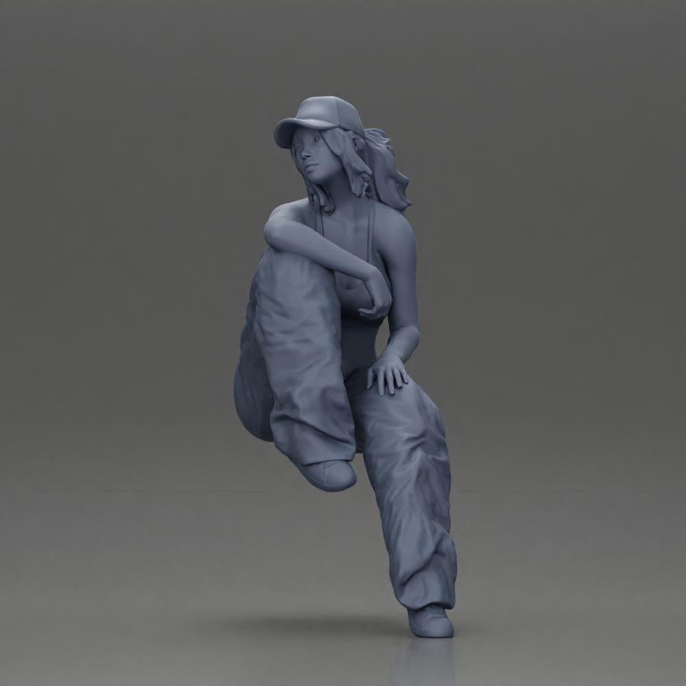 Diorama Modellbau Produktfoto 6: Miniaturfigur: Lowrider-Frau sitzend mit Kappe, Arm auf Knie, Tanktop & Sneaker (Ref Nr. A138)