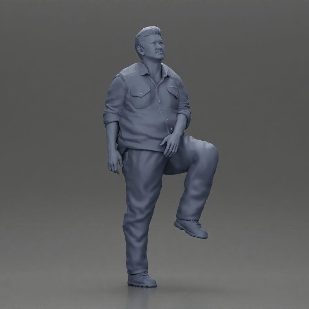 Diorama Modellbau Produktfoto 6: Miniaturfigur: beleibter asiatischer Mann, aufblickend, in Hemd, Fuß auf Stufe (Ref Nr. A101)