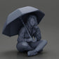 Diorama Modellbau Produktfoto 6: Diorama-Miniatur: Sitzende Frau in Jacke und Shorts mit offenem Regenschirm (Ref Nr. A85)
