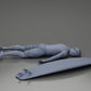 Diorama Modellbau Produktfoto 6: Diorama-Miniatur: Liegende Person bäuchlings neben Surfbrett mit Finnen (Ref Nr. A66)