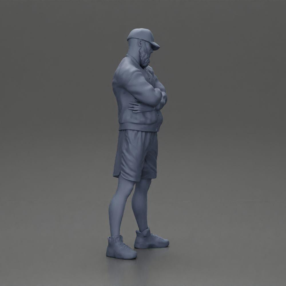 Diorama Modellbau Produktfoto 7: Figur: Mann mit verschränkten Armen, Cap, Jacke, Shorts, Sportschuhe (Ref Nr. A125)