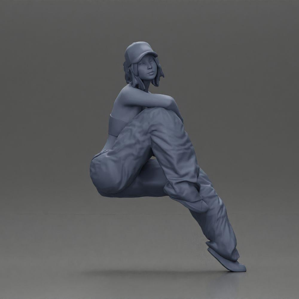 Diorama Modellbau Produktfoto 7: Miniaturfigur: Lowrider-Frau sitzend mit Kappe, Arm auf Knie, Tanktop & Sneaker (Ref Nr. A138)