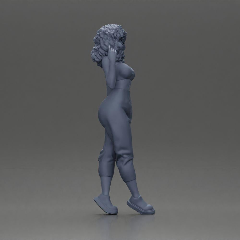 Diorama Modellbau Produktfoto 7: Miniaturfigur: Stehende Frau mit lockigem Haar in grünem Outfit, posierend (Ref Nr. A130)