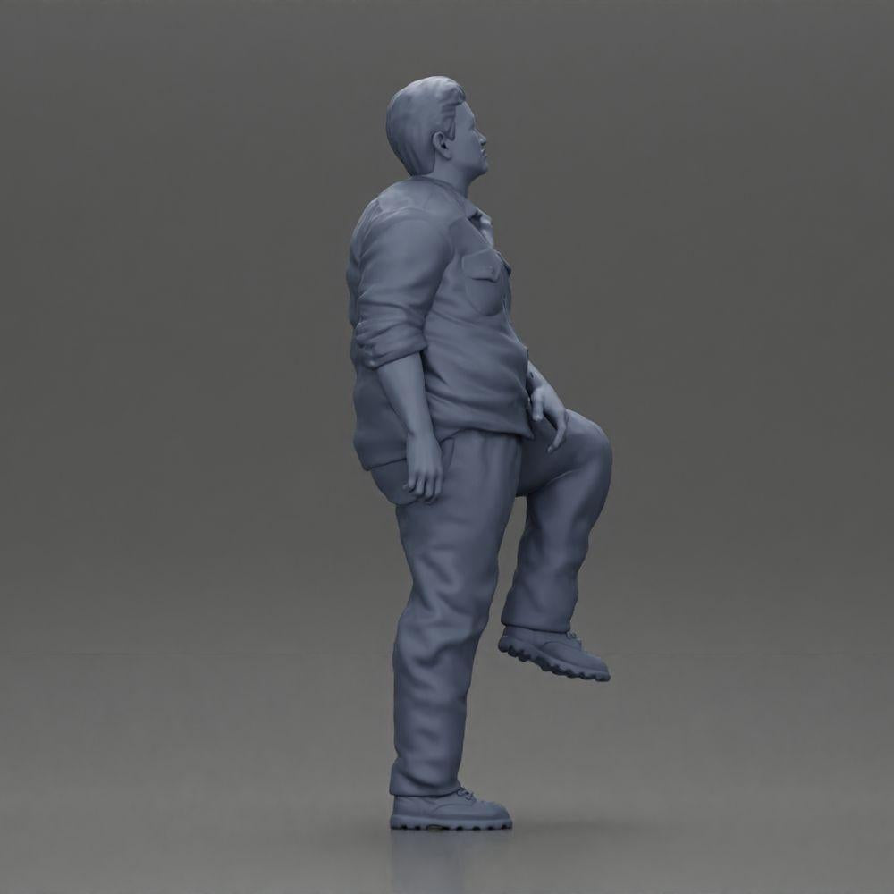 Diorama Modellbau Produktfoto 7: Miniaturfigur: beleibter asiatischer Mann, aufblickend, in Hemd, Fuß auf Stufe (Ref Nr. A101)