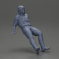 Diorama Modellbau Produktfoto 7: Sitzende Miniaturfigur, Mann in historischer Kleidung mit Mütze und Hosenträgern (Ref Nr. A84)