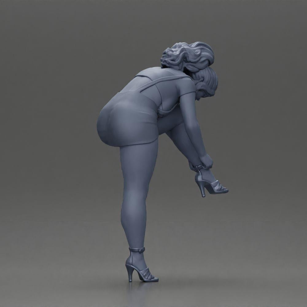 Diorama Modellbau Produktfoto 7: Diorama Figur: Miniaturfigur - Frau zieht roten High Heel an, stehende Pose für Diorama (Ref Nr. A112)