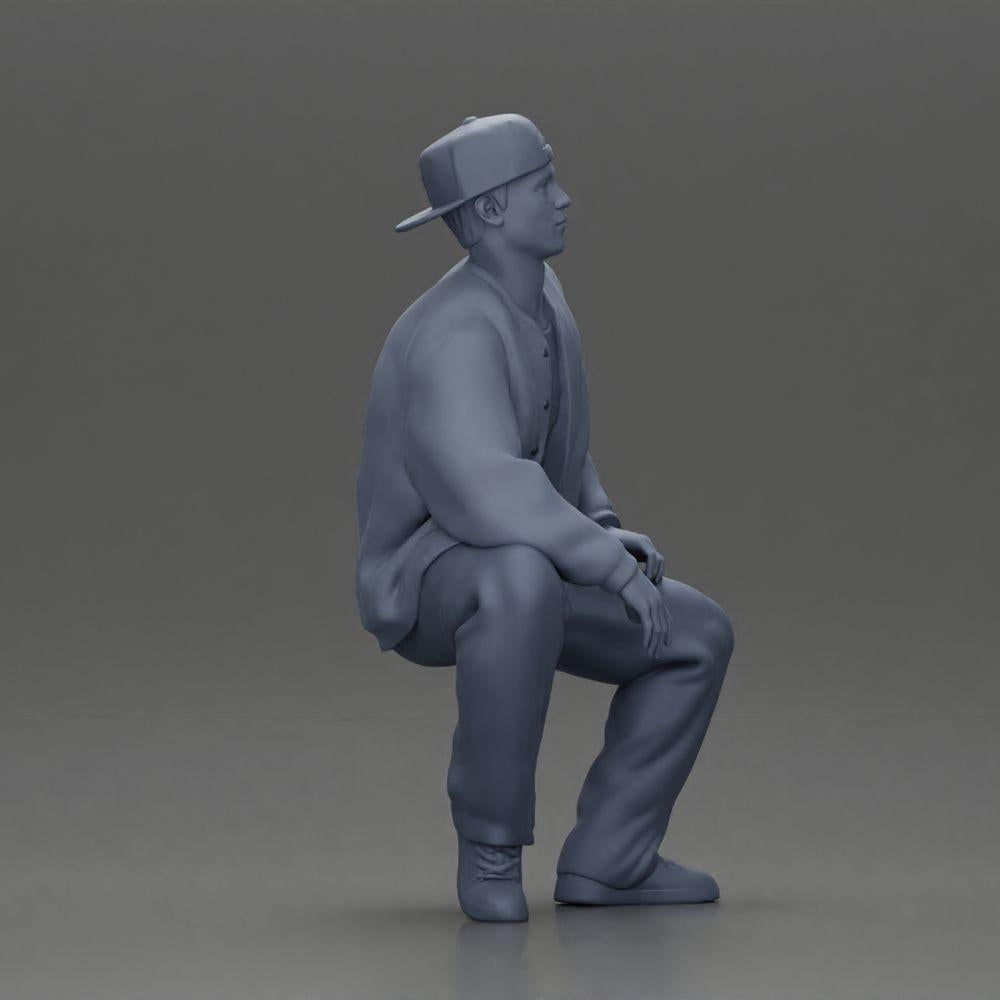 Diorama Modellbau Produktfoto 7: Diorama-Figur: Sitzender Hip-Hop-Mann mit Jacke, Cap und Sneakers (Ref Nr. A62)