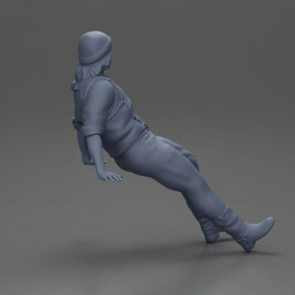 Diorama Modellbau Produktfoto 8: Sitzende Miniaturfigur, Mann in historischer Kleidung mit Mütze und Hosenträgern (Ref Nr. A84)