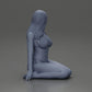 Diorama Modellbau Produktfoto 8: Kniende Miniaturfigur Frau im Bikini, sitzend auf flacher Basis - Strand-Diorama (Ref Nr. A83)
