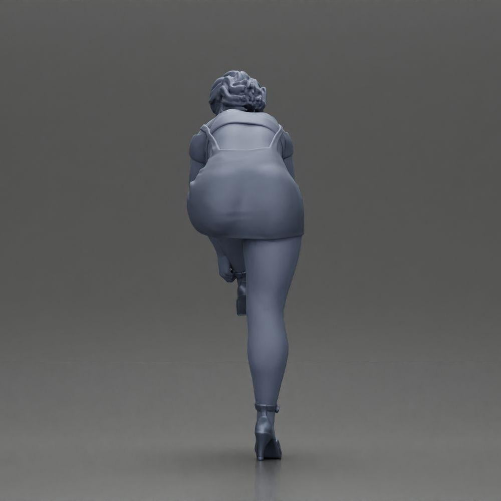 Diorama Modellbau Produktfoto 8: Diorama Figur: Miniaturfigur - Frau zieht roten High Heel an, stehende Pose für Diorama (Ref Nr. A112)