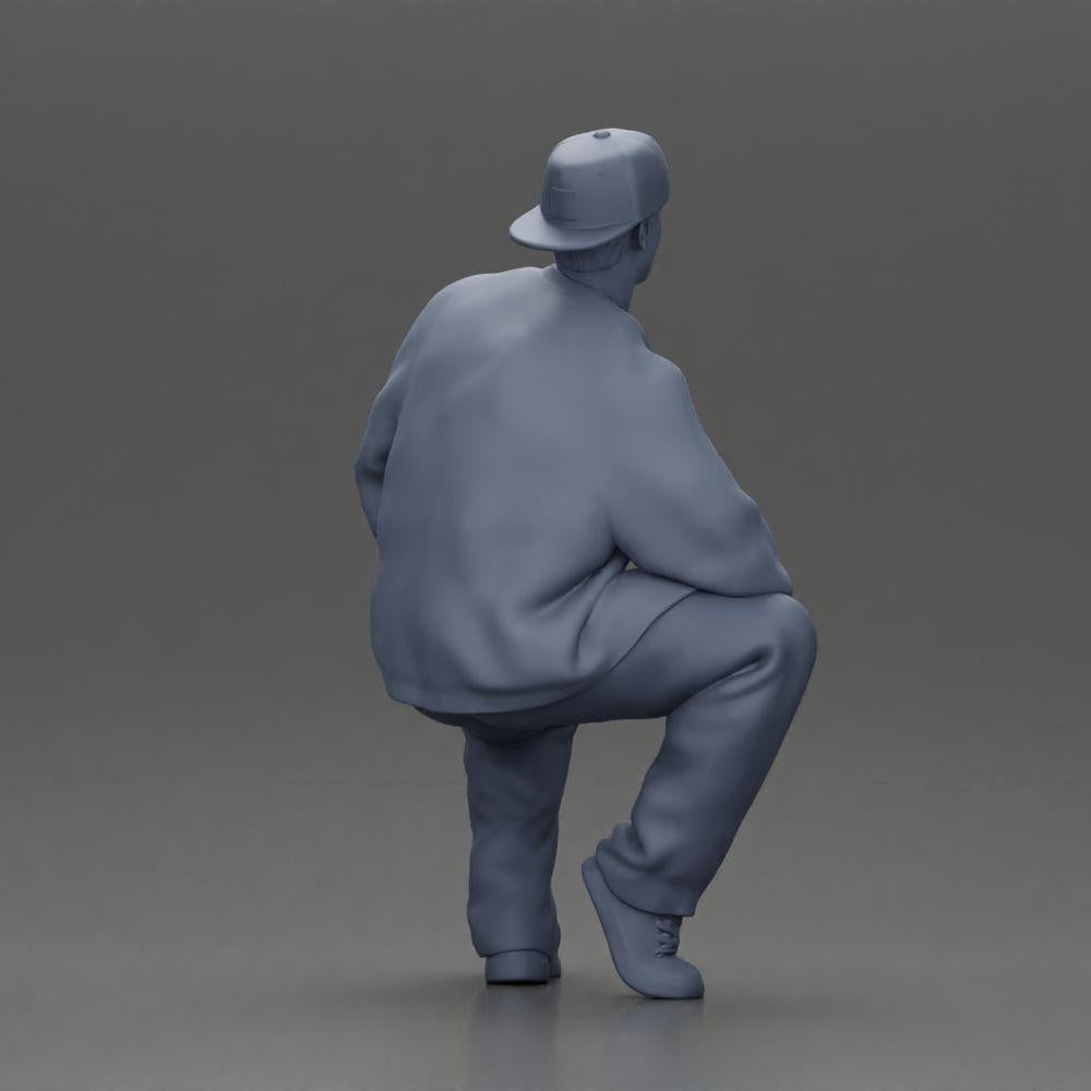 Diorama Modellbau Produktfoto 8: Diorama-Figur: Sitzender Hip-Hop-Mann mit Jacke, Cap und Sneakers (Ref Nr. A62)