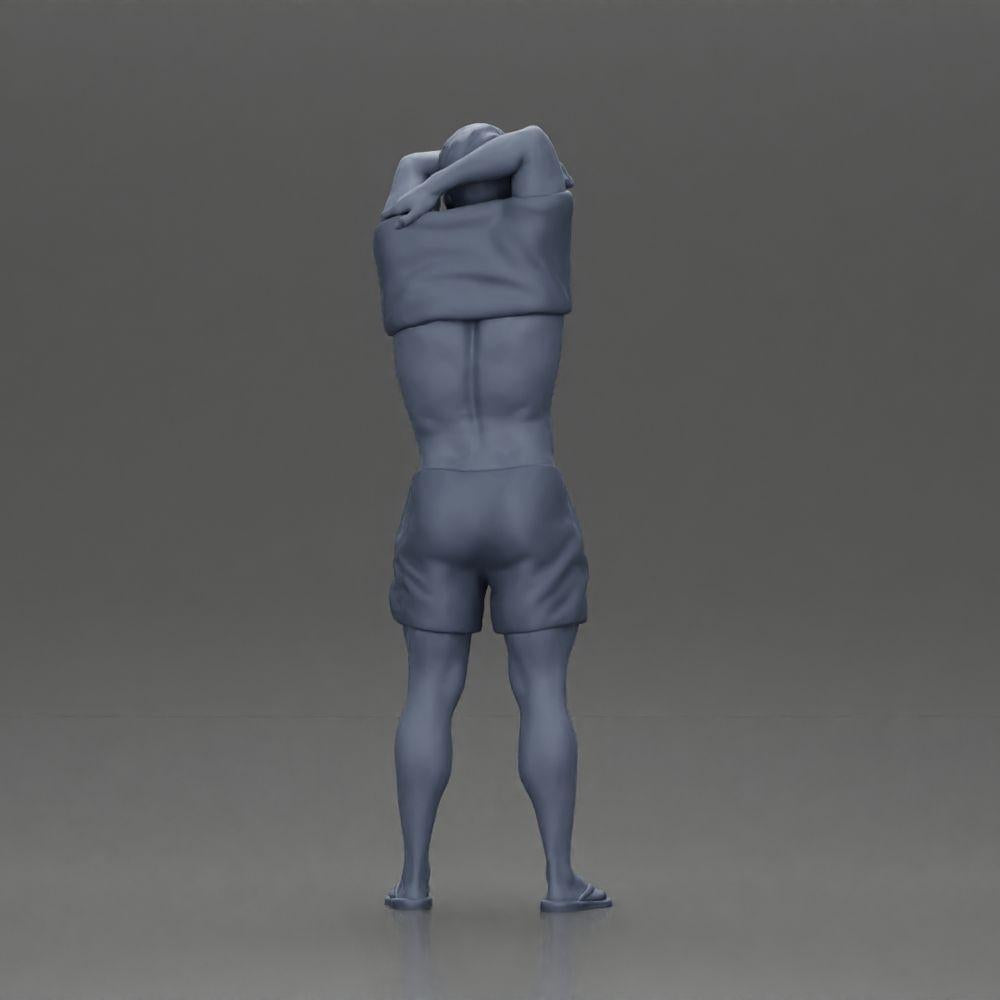 Diorama Modellbau Produktfoto 9: Stehende Miniatur: muskulöser Mann in Shorts zieht T-Shirt über den Kopf (Ref Nr. A90)