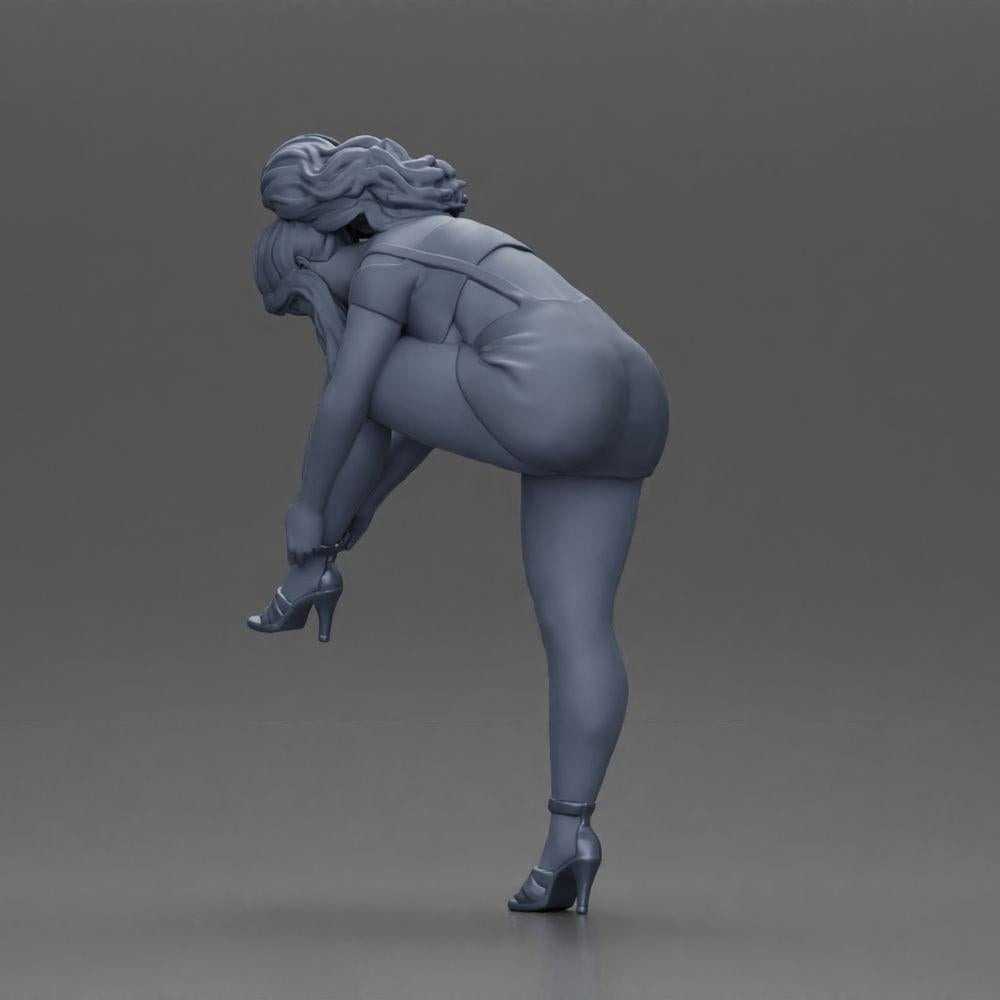 Diorama Modellbau Produktfoto 9: Diorama Figur: Miniaturfigur - Frau zieht roten High Heel an, stehende Pose für Diorama (Ref Nr. A112)