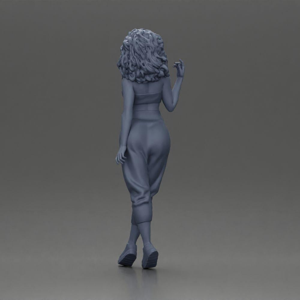 Diorama Modellbau Produktfoto 9: Miniaturfigur: Stehende Frau mit lockigem Haar in grünem Outfit, posierend (Ref Nr. A130)