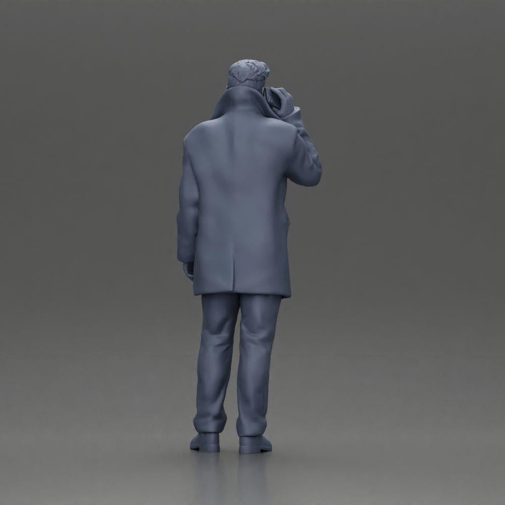 Diorama Modellbau Produktfoto 9: Dioramafigur - türkischer Mann im Mantel mit Rollkragenpullover, telefonierend (Ref Nr. A78)