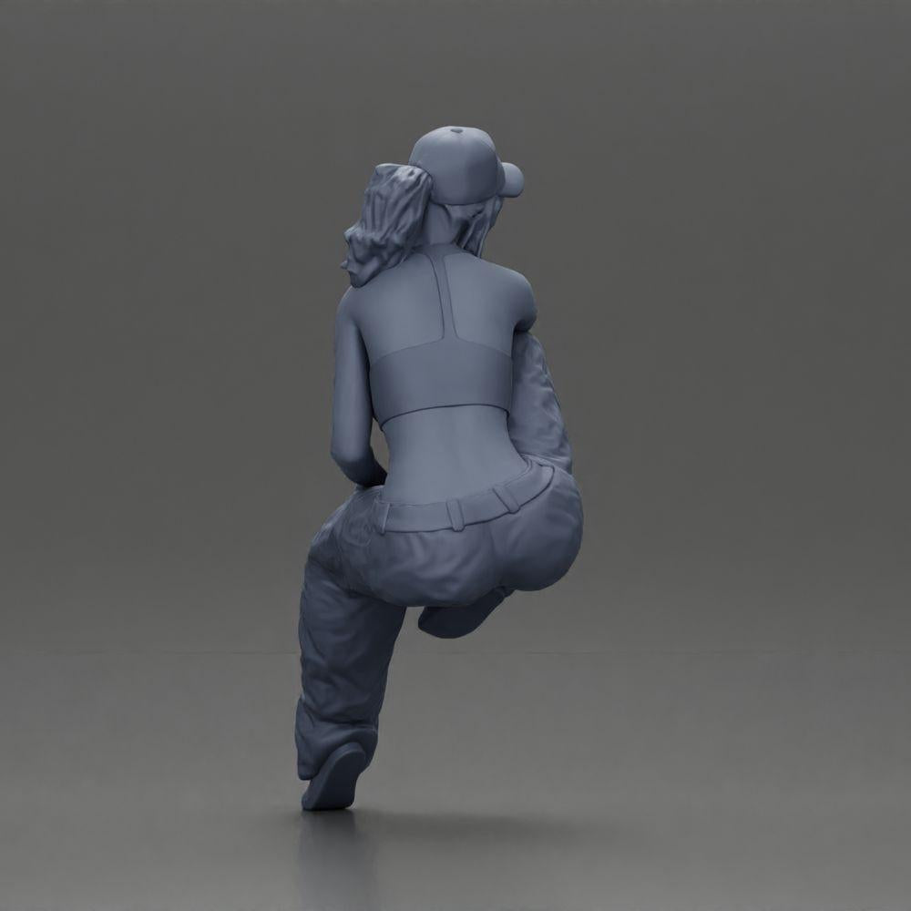 Diorama Modellbau Produktfoto 9: Miniaturfigur: Lowrider-Frau sitzend mit Kappe, Arm auf Knie, Tanktop & Sneaker (Ref Nr. A138)