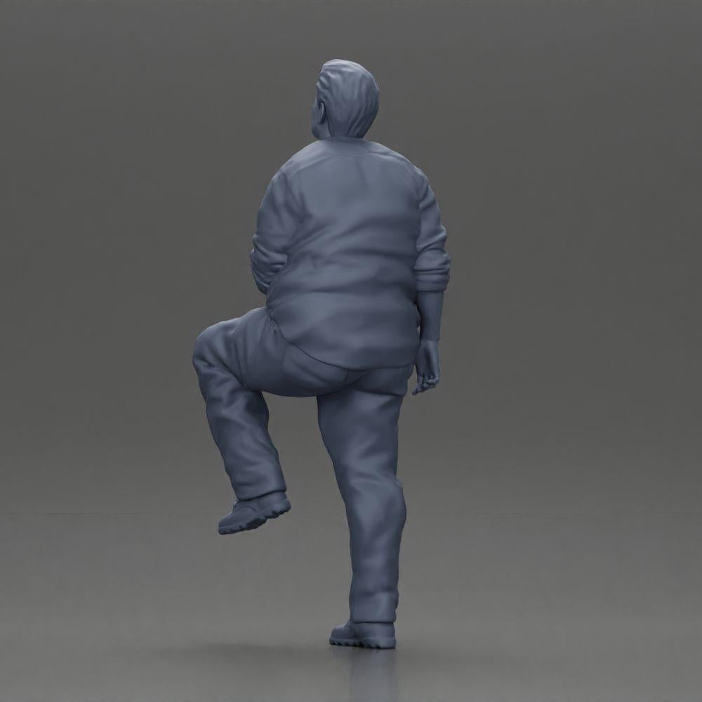 Diorama Modellbau Produktfoto 9: Miniaturfigur: beleibter asiatischer Mann, aufblickend, in Hemd, Fuß auf Stufe (Ref Nr. A101)