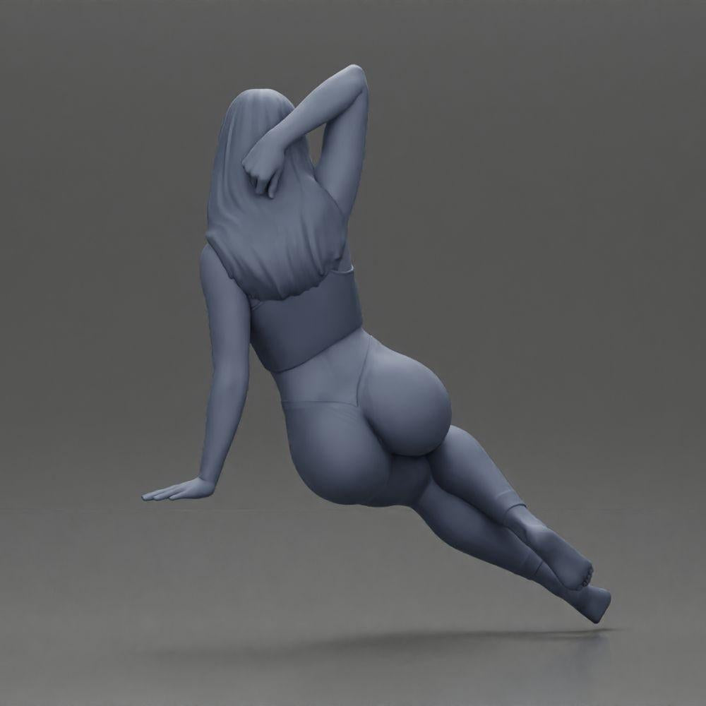 Diorama Modellbau Produktfoto 9: Miniaturfigur: Frau in Leggings, seitlich auf Sofa sitzend, Arm hinter dem Kopf (Ref Nr. A68)