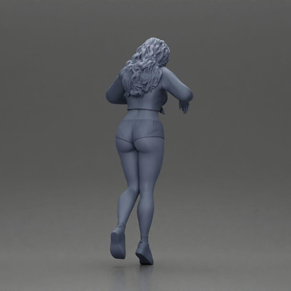 Diorama Modellbau Produktfoto 9: Weibliche Diorama-Figur in Minirock und Shorts, am Treppenrand stehend (Ref Nr. A73)