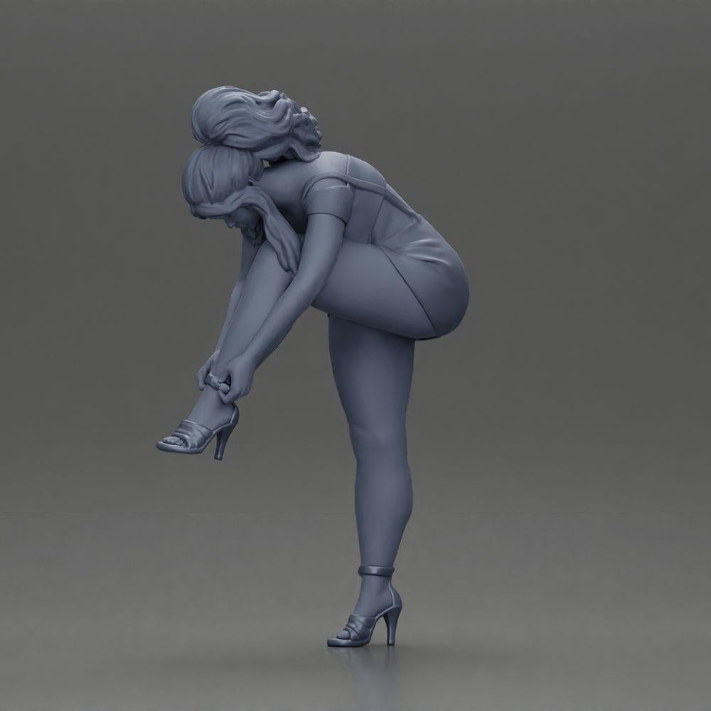 Diorama Modellbau Produktfoto 10: Diorama Figur: Miniaturfigur - Frau zieht roten High Heel an, stehende Pose für Diorama (Ref Nr. A112)