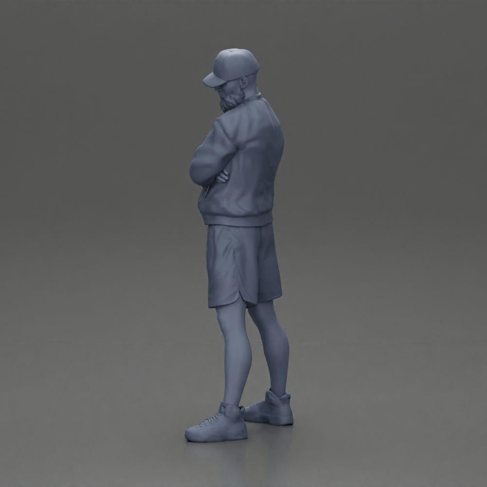 Diorama Modellbau Produktfoto 10: Figur: Mann mit verschränkten Armen, Cap, Jacke, Shorts, Sportschuhe (Ref Nr. A125)