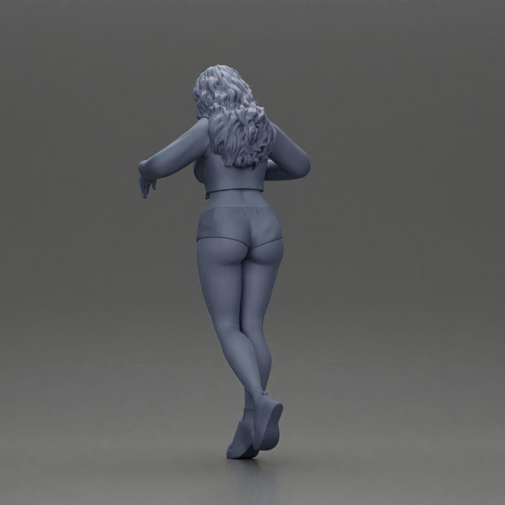 Diorama Modellbau Produktfoto 10: Weibliche Diorama-Figur in Minirock und Shorts, am Treppenrand stehend (Ref Nr. A73)