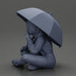 Diorama Modellbau Produktfoto 10: Diorama-Miniatur: Sitzende Frau in Jacke und Shorts mit offenem Regenschirm (Ref Nr. A85)