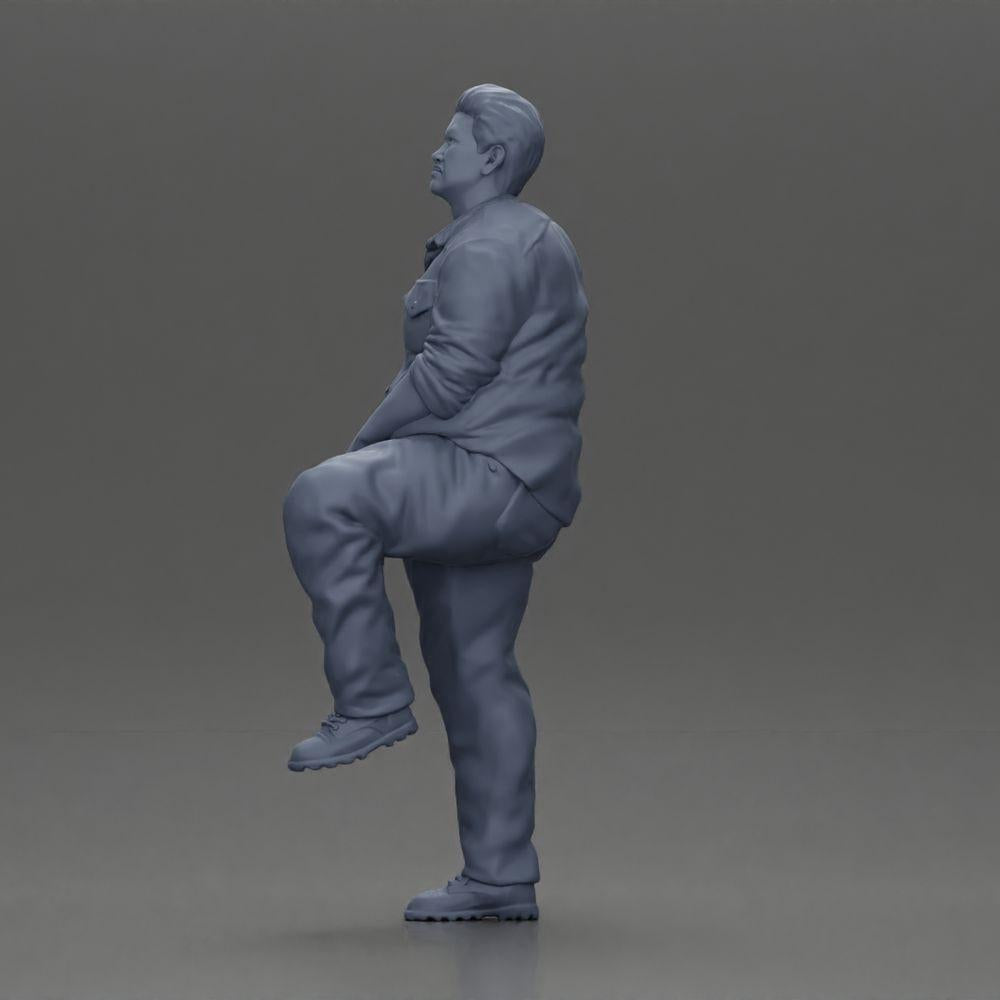 Diorama Modellbau Produktfoto 10: Miniaturfigur: beleibter asiatischer Mann, aufblickend, in Hemd, Fuß auf Stufe (Ref Nr. A101)