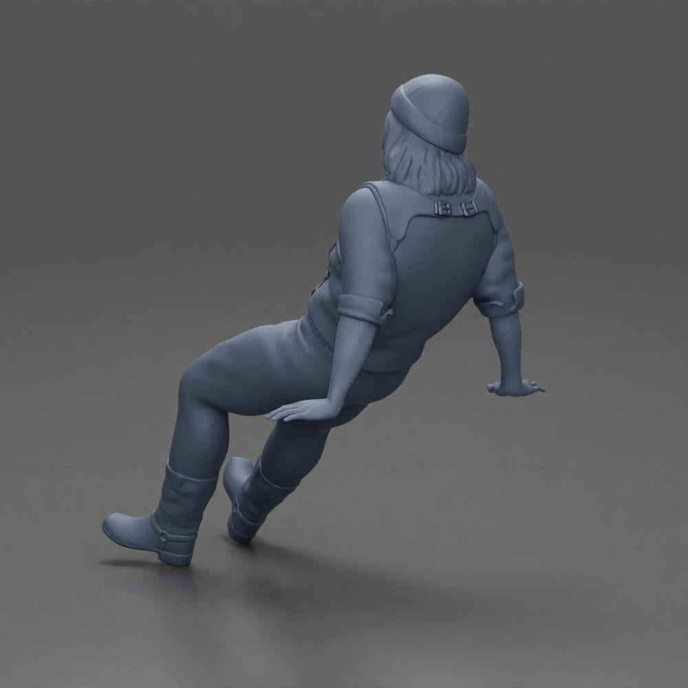 Diorama Modellbau Produktfoto 10: Sitzende Miniaturfigur, Mann in historischer Kleidung mit Mütze und Hosenträgern (Ref Nr. A84)