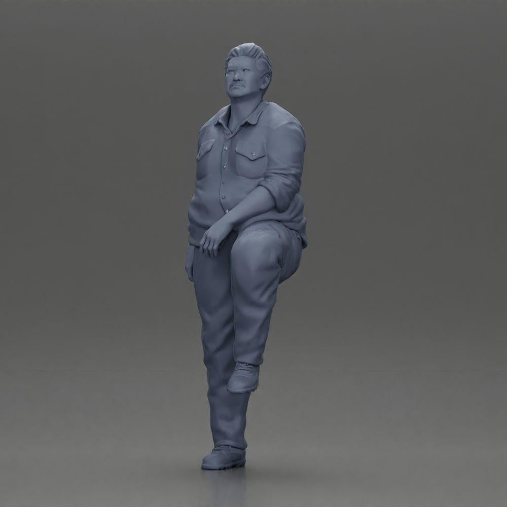 Diorama Modellbau Produktfoto 11: Miniaturfigur: beleibter asiatischer Mann, aufblickend, in Hemd, Fuß auf Stufe (Ref Nr. A101)