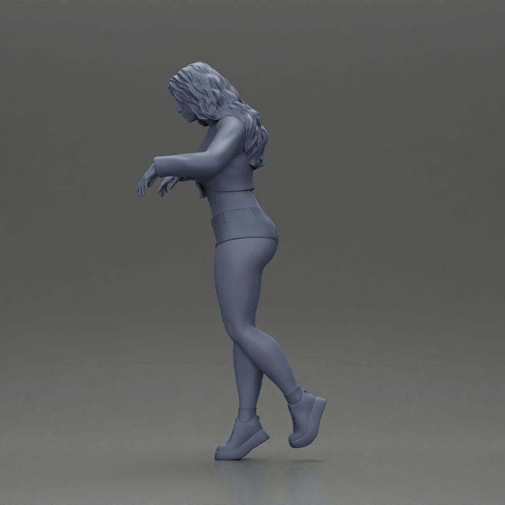 Diorama Modellbau Produktfoto 11: Weibliche Diorama-Figur in Minirock und Shorts, am Treppenrand stehend (Ref Nr. A73)